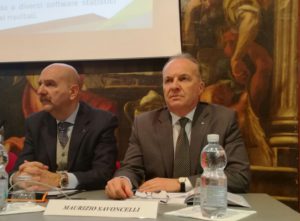Da sinistra, Luciano Piccinelli, Presidente Collegio di Genova e Maurizio Savoncelli, Presidente Consiglio Nazionale Geometri. Luciano Piccinelli: «Ci sentiamo responsabili verso le nuove generazioni ed è per questo che crediamo che fornire dati concreti su cui fondare le scelte della formazione dei nostri ragazzi sia un atto di serietà dovuto per un Collegio Professionale, come quello di Genova, da sempre precipuamente attento alle nuove leve». Maurizio Savoncelli: «La categoria dei geometri è l'unica che accompagna il ragazzo, dopo il diploma, all'accesso alla libera professione. Lo faremo ancora meglio con il progetto che ci vede oggi impegnati ad elevare questo professionista storico al livello di laureato triennale. Una laurea triennale professionalizzante e abilitante che consentirà ai ragazzi di spendere il proprio titolo immediatamente nel mercato del lavoro. La tesi di laurea sarà sostituita dall'esame di laurea abilitante. Si uscirà dal percorso di laurea preparati e abilitati a svolgere la professione di geometra con competenze migliorate e attualizzate ai bisogni della nuova economia e del nuovo mercato del lavoro, flessibile e basato sui lavoratori della conoscenza». 