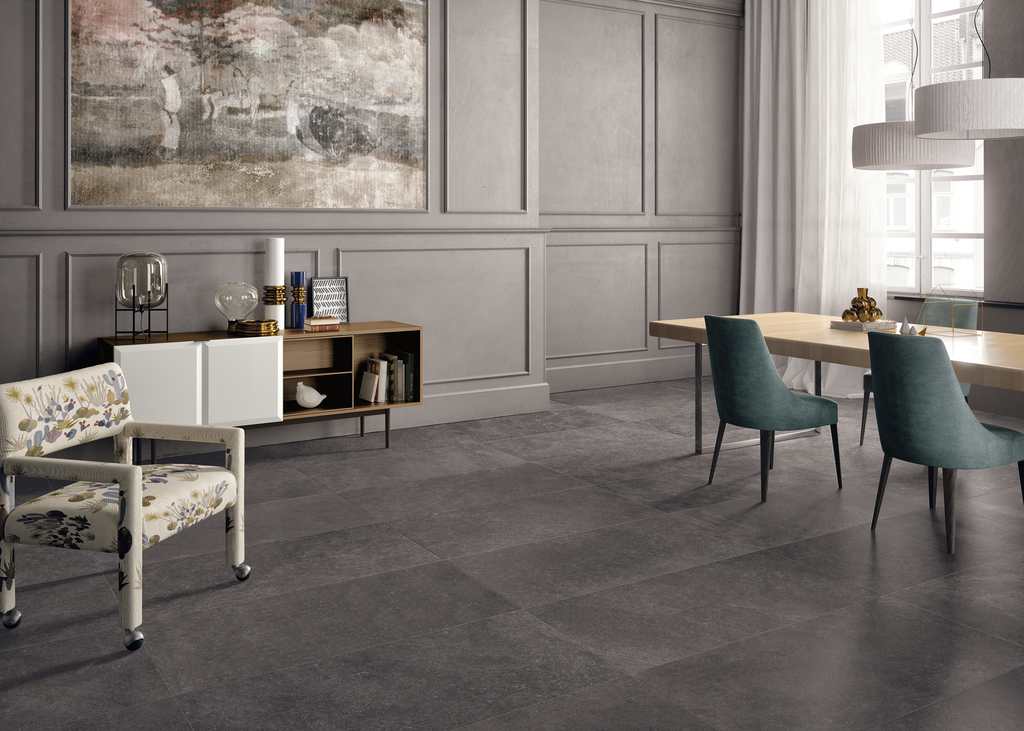 1 Nelle foto, moderna e raffinata zona living realizzata con la nuova collezione di pavimenti in gres porcellanato Code di Ceramiche Keope, una proposta unica e dagli intensi dettagli materici, resi possibili grazie al forte effetto di stonalizzazione. Per il pavimento è stato impiegato Code Anthracite, nel formato cm. 60x120RT e con finitura Matt. (foto Ceramica Keope)