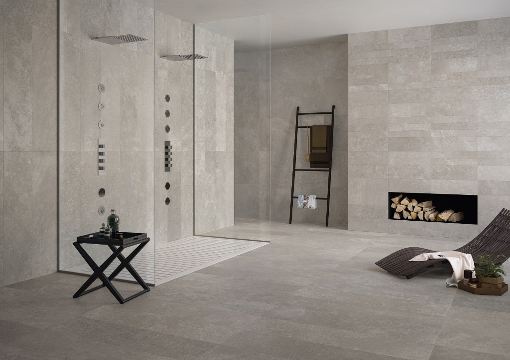 Nella foto, ambiente bagno dallo stile moderno e sofisticato realizzato con la nuova collezione di pavimenti in gres porcellanato Code. Per il pavimento è stato impiegato Code Grey cm. 30x120RT nella finitura Matt, mentre, a parete Code Grey nei formati rettificati cm. 9,7x60, 20x60 e 60x120. (foto Ceramica Keope)
