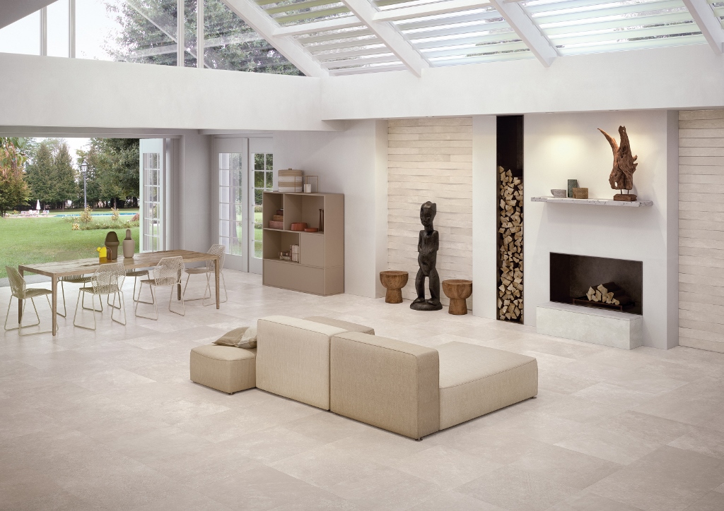 Nelle foto, elegante zona living realizzata con la nuova collezione di pavimenti in gres porcellanato Code. Per il pavimento è stato impiegato Code Ivory cm. 60x60RT e finitura Matt, mentre, a parete, Code Ivory Listello Up cm. 9,7x60. (foto Ceramica Keope)