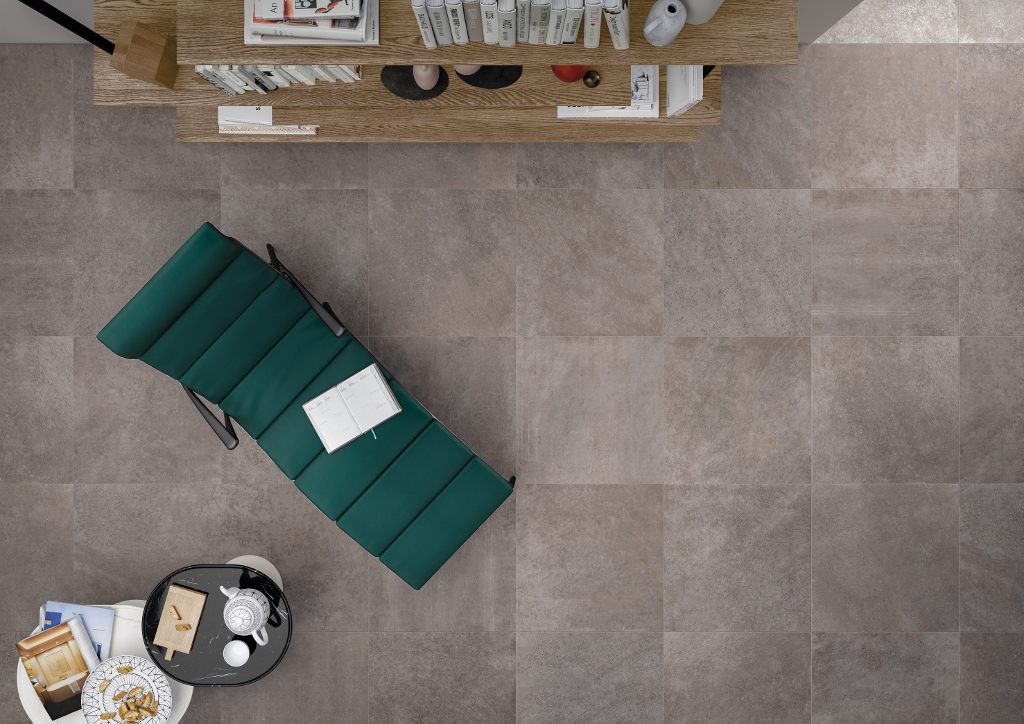 Nella foto, dettaglio di pavimento living dallo stile moderno e sofisticato realizzato con la nuova collezione di pavimenti in gres porcellanato Code. Nel dettaglio, è stato impiegato Code Taupe cm. 60x60RT e finitura Matt. (foto Ceramica Keope)