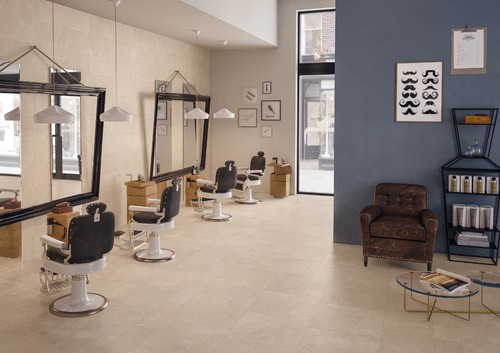 Nelle foto, barber shop dal look moderno realizzato con la nuova collezione Code Beige nei formati rettificati cm. 20x60, 40x60 e 60x60 e finitura Matt, mentre a rivestimento il formato cm. 30x120RT. (foto Ceramica Keope)