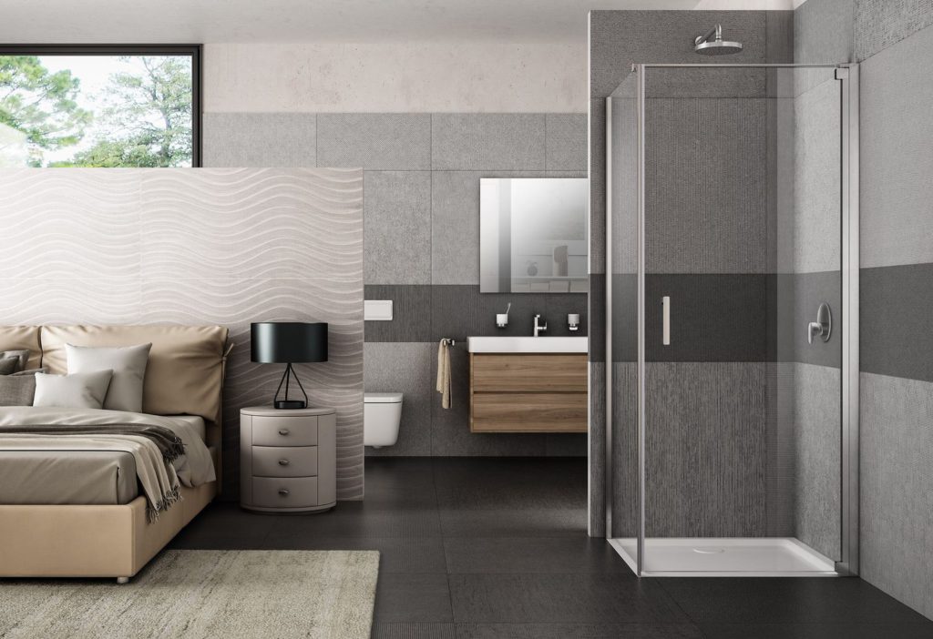 Cabina doccia della collezione Jolly di Provex composta da laterale e porta basculante con meccanismo invisibile di sollevamento-abbassamento integrato sempre attivo. Estensibilità fino a 90 mm e vetro temperato di sicurezza 6 mm.