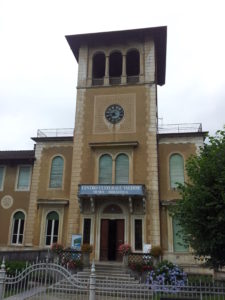 Ingresso principale della Fondazione; la torre come il resto delle facciate si presenta in stato di ammaloramento dovuto al percolamento dell'acqua piovana ed all'azione di deposito dell'inquinamento atmosferico.