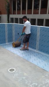 1. Posa di Profoil a parete e a pavimento con adesivo cementizio sul supporto e con Proband fix sulle flange degli skimmer e posa delle bandelle Proband 150 a parete e a pavimento con Proband Fix.