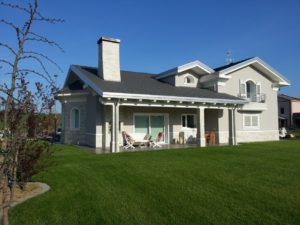 Nuova abitazione in classe A+ a Capocolle di Bertinoro. Tecnologia costruttiva Simtech prodotta da Fornace di Fosdondo con pareti perimetrali in calcestruzzo armato colato all'interno di casseri a perdere costituiti da setti in laterizio forato, riempiti nelle camere con isolante termico costituito da eps misto a grafite; solai intermedi di tipo latero-cementizio; struttura di copertura in travi di legno.