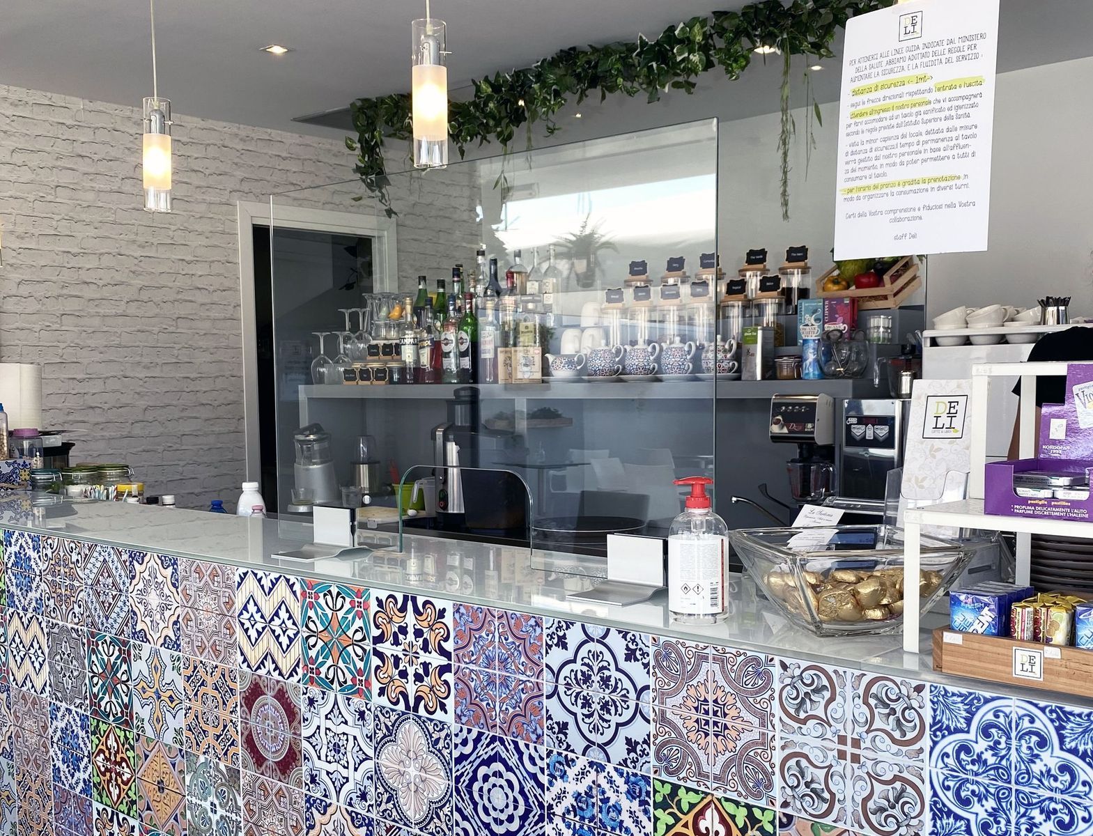 Dai parapetti alle barriere in vetro per la ripresa in sicurezza