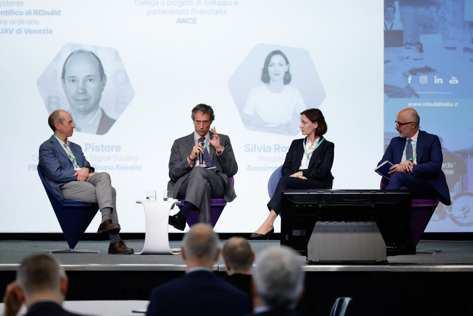 La sessione finale dei lavori; da sinistra Marco Pistore, della Fondazione Bruno Kessler, Filippo Delle Piane di Ance, Silvia Rovere, presidente di Assoimmobiliare, e Ezio Micelli, presidente del comitato scientifico di Rebuild (credits, Jacopo Salvi).