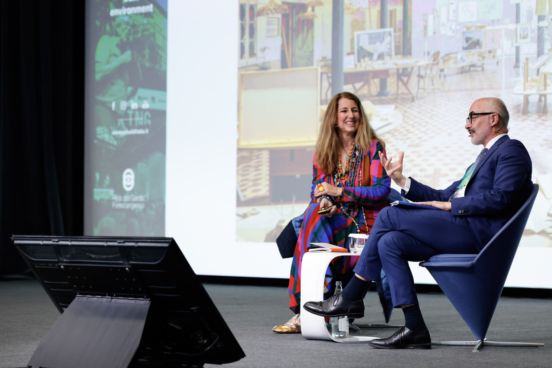 L’architetto Benedetta Tagliabue di Embt Architects e Ezio Micelli nell’intervento-intervista dal titolo “Cucire il tessuto urbano”.