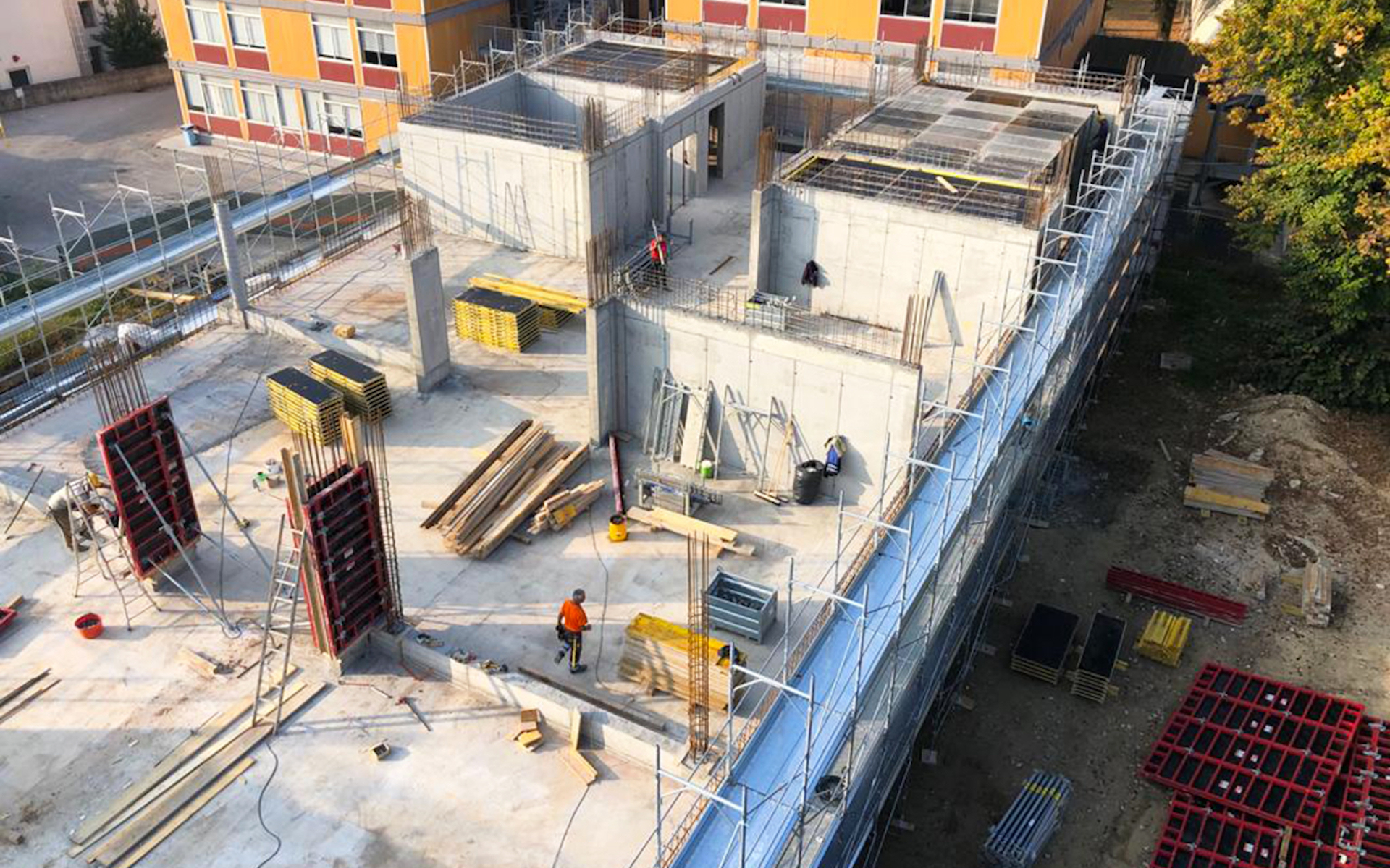 Pilastri, setti e solette sono in cemento armato