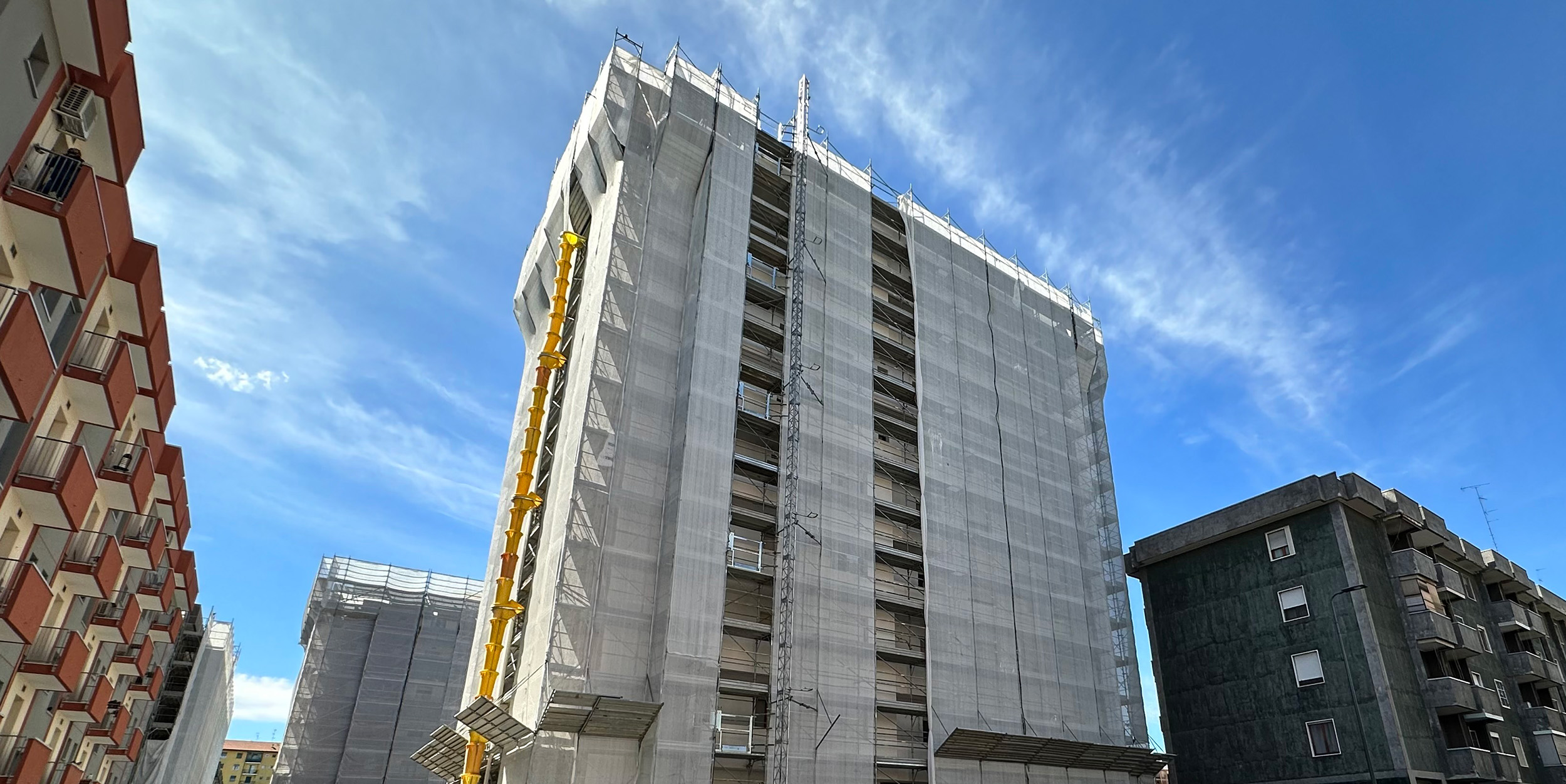 Una delle 18 palazzine del supercondominio di via Mar Nero a Milano