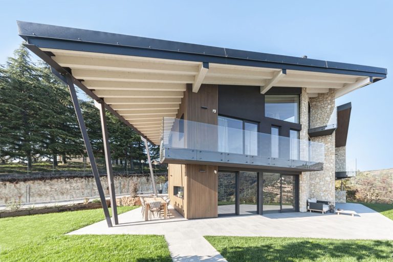 Uniform. Un taglio tra le colline