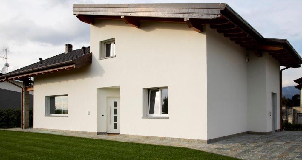 Casa smart che integra energia solare, batteria e pompa di calore