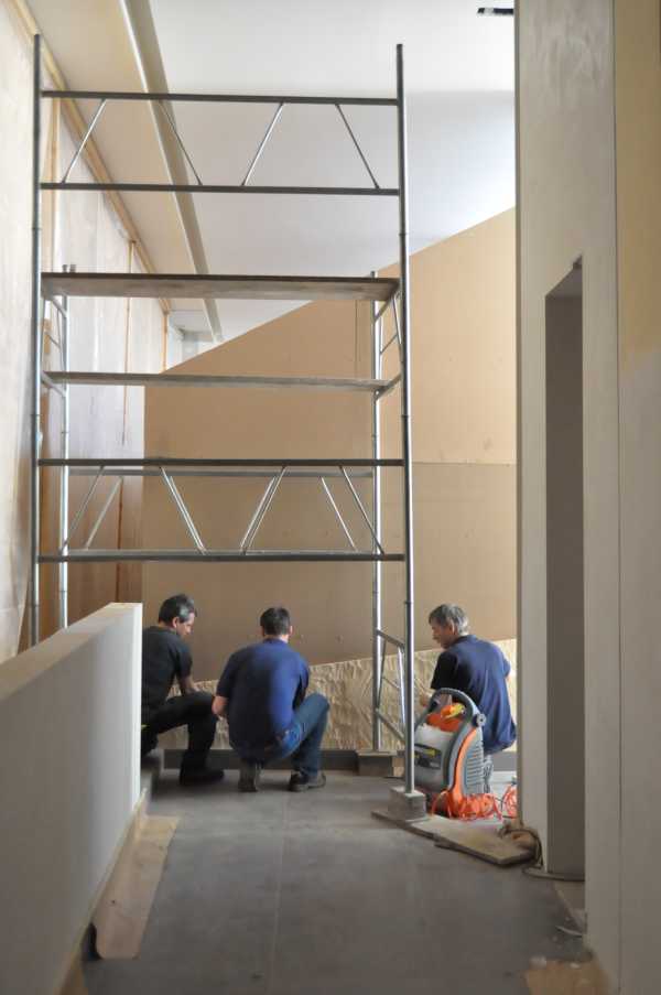 Montaggio dei pannelli di rivestimento dei confessionali in legno di tiglio lavorato a sgorbia. I pannelli sono stati modellati precedentemente in officina attraverso una riproduzione a grandezza naturale del manufatto, pre-lavorati con sega e sgorbia per ottenere la texture desiderata e successivamente assemblati in cantiere.