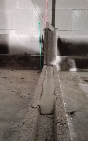 Posto sopra il piano di copertura delle autorimesse è stato predisposto un insieme di canali drenanti con un massetto in cemento drenante e sottostante rete metallica finalizzato a proteggere i pacchetti impermeabilizzanti posti al di sopra del solaio di copertura delle autorimesse.