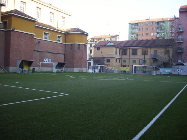 Il campo da calcio prima e dopo i lavori; il campo da basket con pavimentazione in resina.