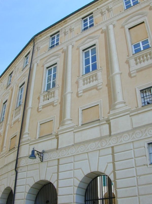 Esempi applicativi in facciata delle calci colorate Cepro, la questura di Savona, Palazzo pignatelli a Napoli e edifico in piazza Colonna a Roma.