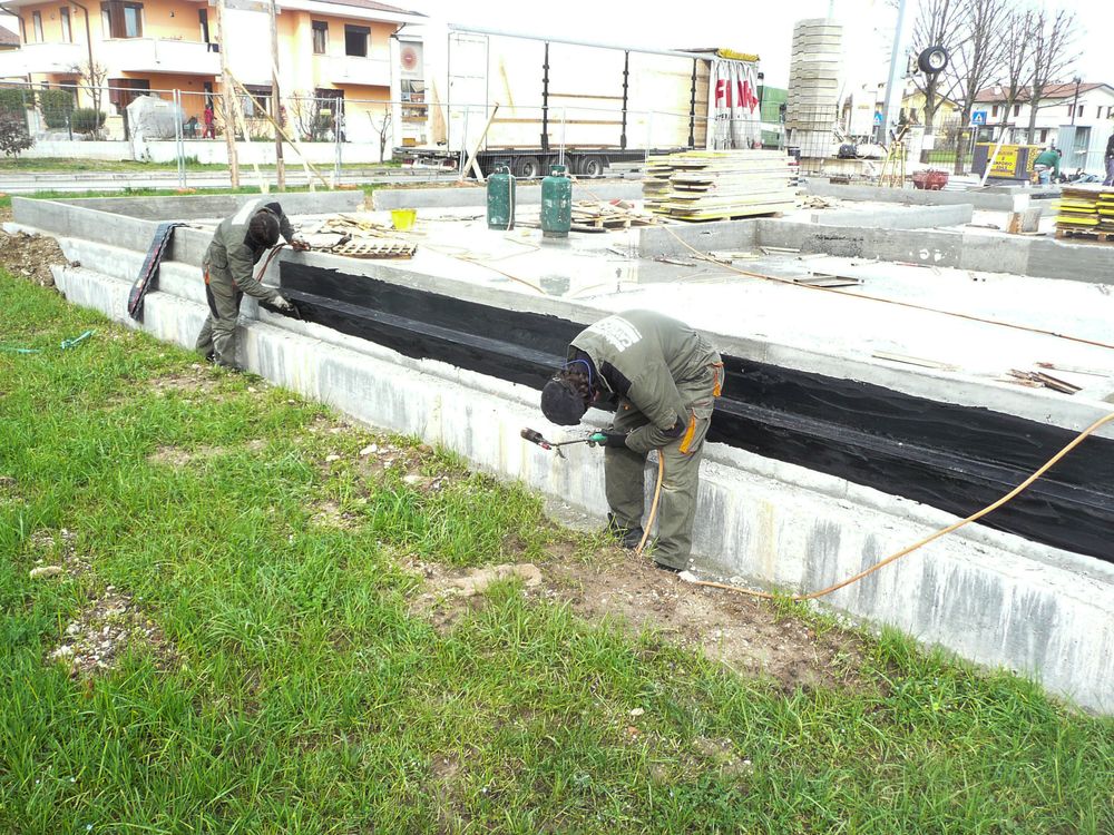 Rivestimento esterno con guaina bituminosa dei cordoli usati per l’ancoraggio delle pareti X-Lam.