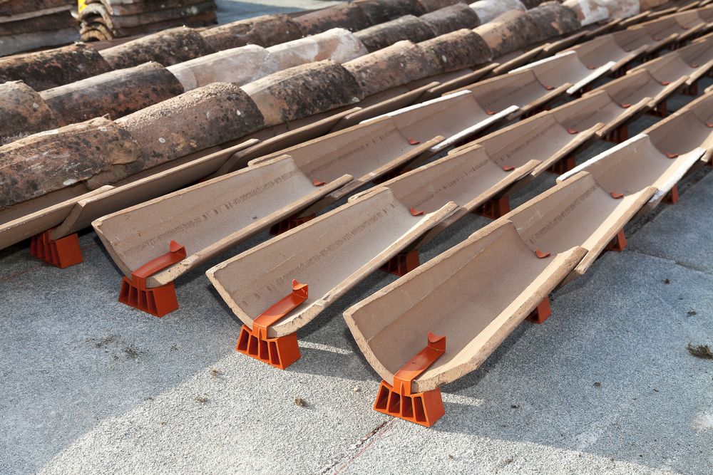 Dopo la rimozione del manto di copertura sono stati recuperati coppi in buone condizioni ed è stato preparato il piano di posa per l’impermeabilizzazione.