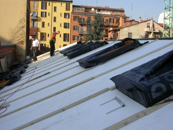 Isolamento termico in polistirolo ad alta densità, spessore 6 cm con listelli in abete per separazione pannelli e ventilazione.