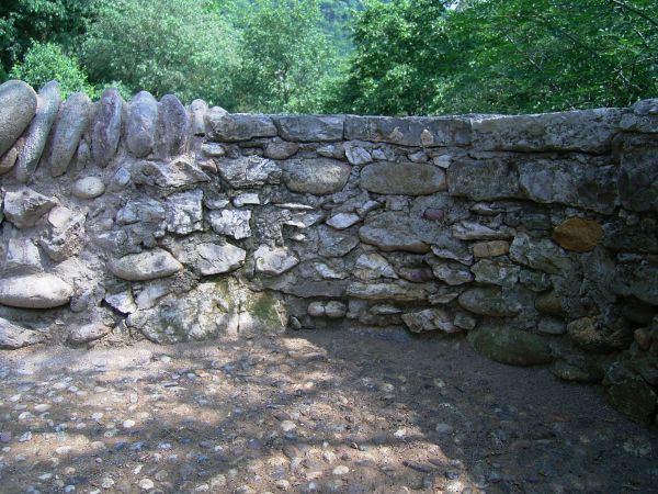 Alcuni esempi d’integrazione delle lacune del ciottolato e delle alzate con uso di materiali simili a quelli originari e viste delle ricostruzioni delle componenti in pietra calcinata mancanti tramite malte prive di sali solubili adeguate cromaticamente.