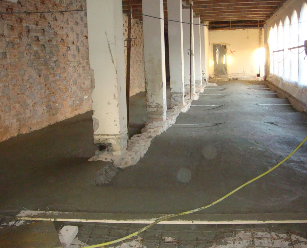 Consolidamento delle volte con cappa in betoncino a base di calce armato con rete.