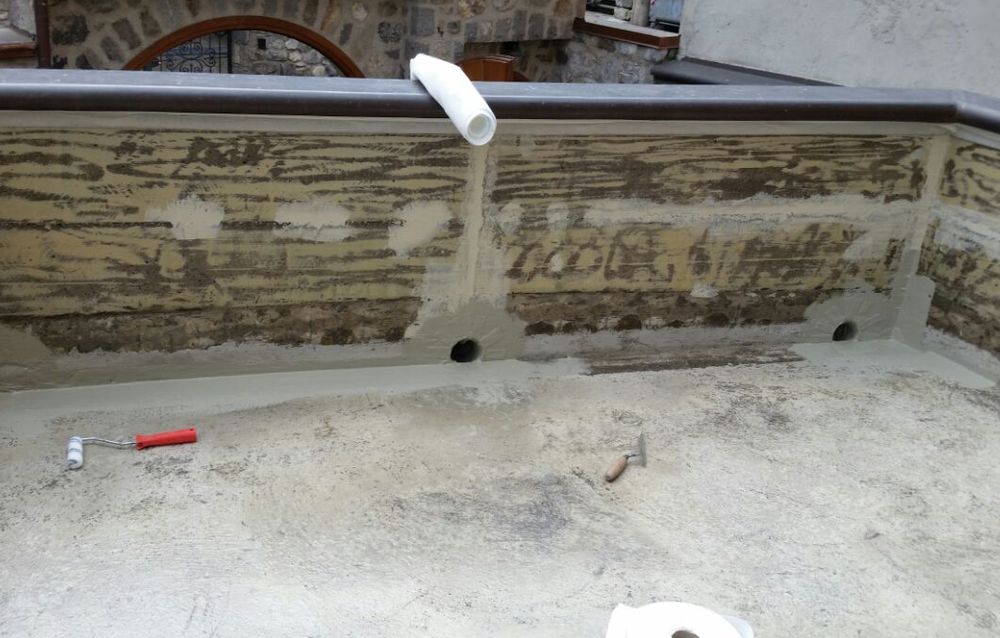 Dopo 3 interventi realizzati con materiali tradizionali e falliti, il committente era in cerca di una soluzione di tenuta dell’acqua più duratura.