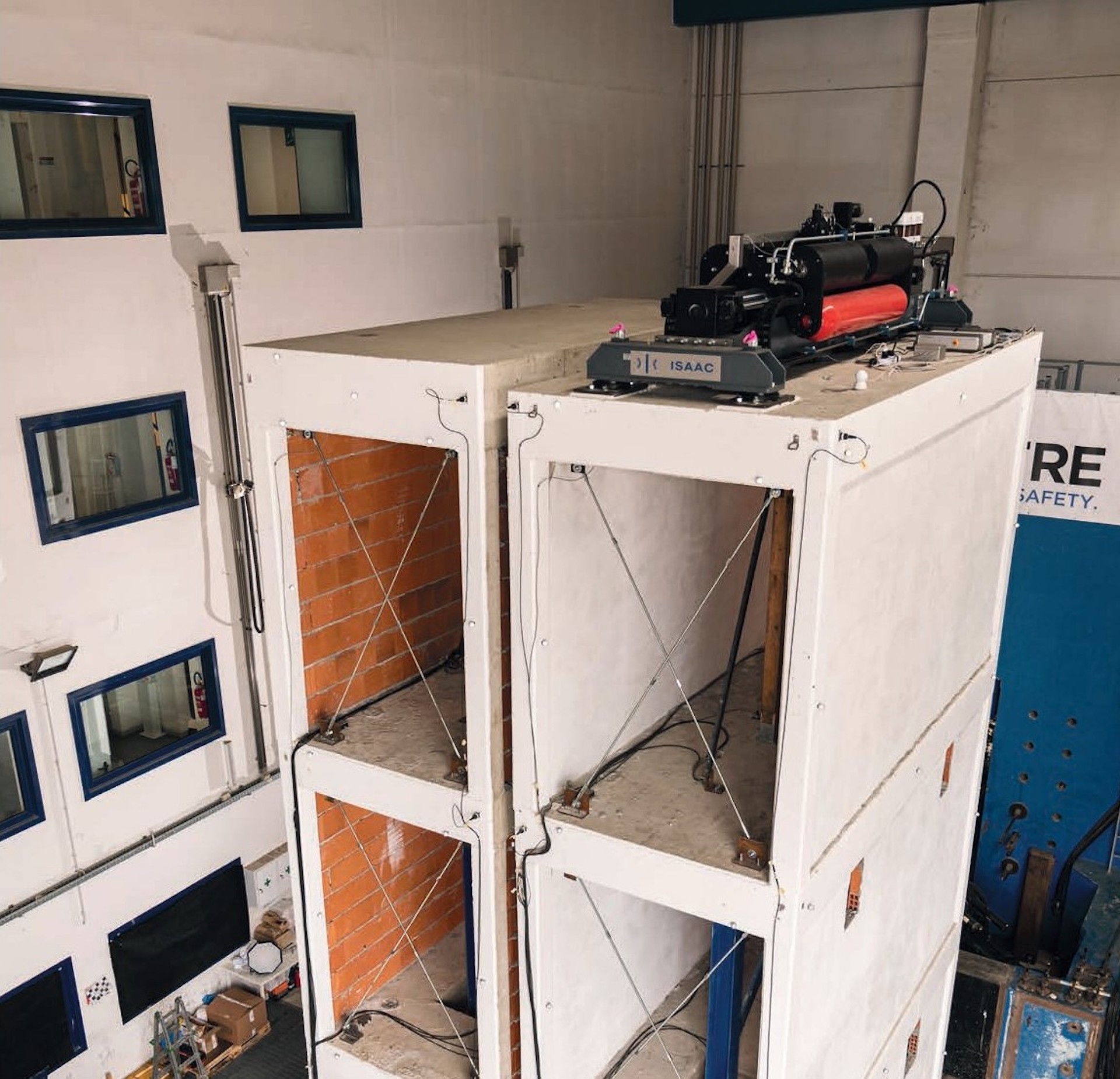 I due edifici realizzati per le prove sperimentali in laboratorio: a destra l’edificio equipaggiato con il sistema Electro Pro 20x; a sinistra quello privo dell’equipaggiamento.