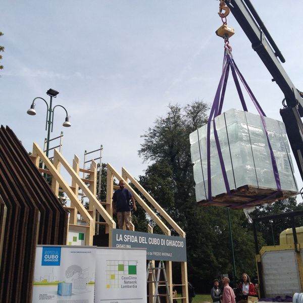 La posa del cubo di ghiaccio all'interno della struttura in legno e sughero progettata per simulare le prestazioni di un edificio in standard CasaClima.
