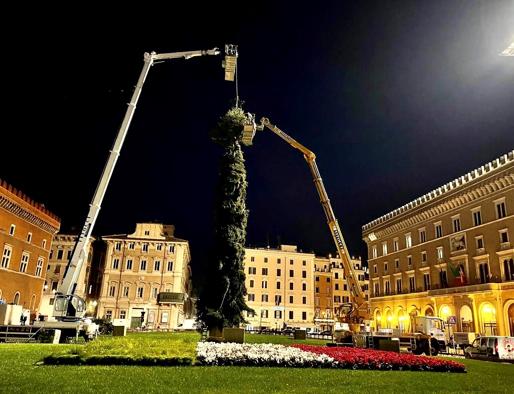 Le piattaforme aree che hanno acceso l’albero di Natale a Roma