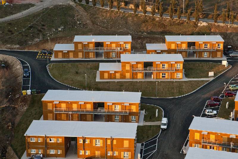 Subito alberghi, container e contributo affitti poi, entro marzo, le case in legno