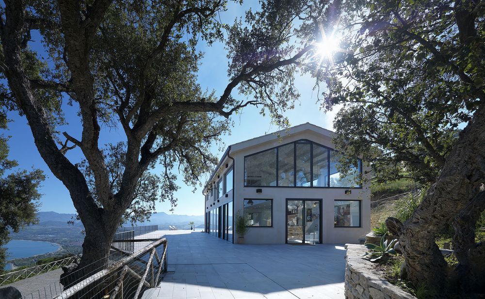 Grandi vetrate per la villa immersa nella natura siciliana