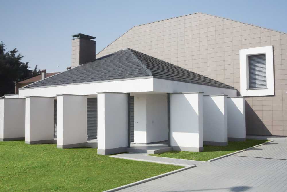 Tegole piane di grande formato e facciata ventilata in terracotta