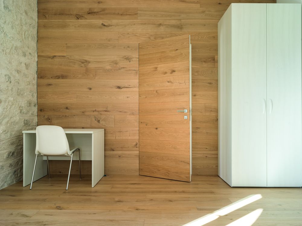 Porte filo muro Eclisse inserite in un edificio storico