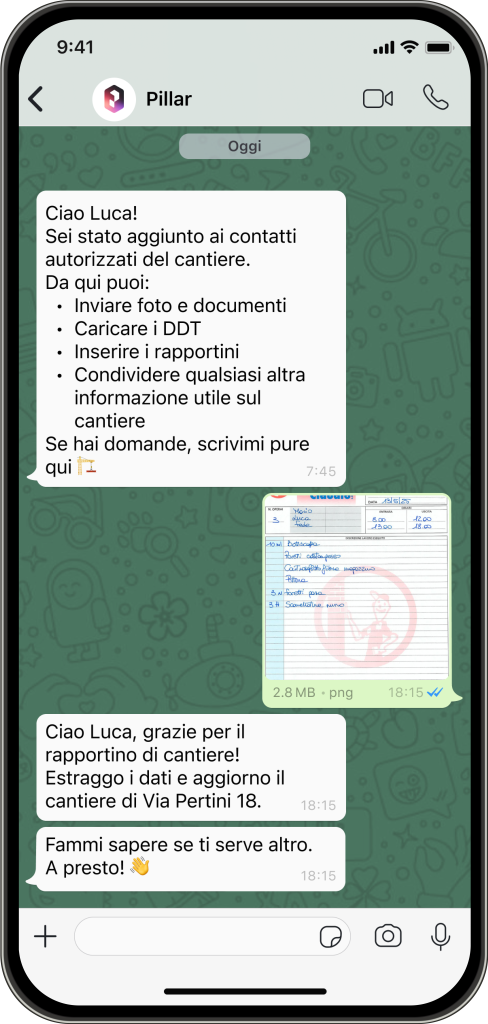Operatore edile utilizza WhatsApp con AI Pillar per tracciare ore lavoro e materiali cantiere tramite foto DDT