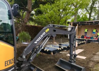 Compact electric excavator for the world renowed garden