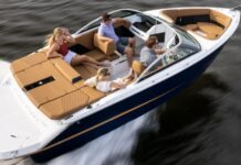 The full electric bowrider with outboard motor