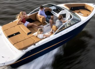 The full electric bowrider with outboard motor