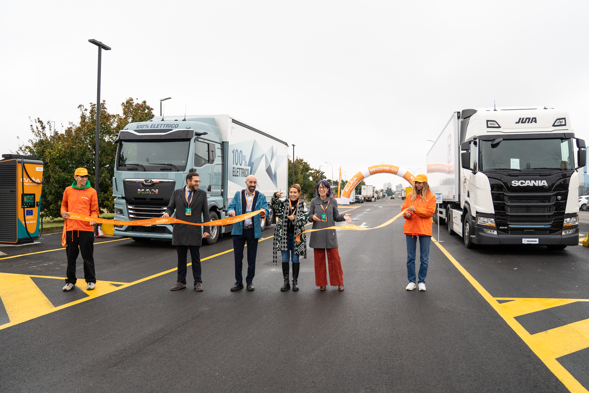 1_Ewiva_inaugurazione stazione di ricarica e_truck_Piacenza_taglio del nastro
