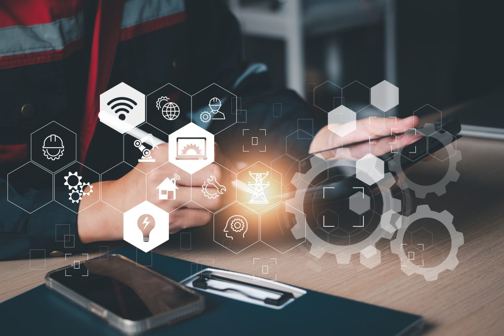 Primo piano di un impiantista che lavora su un tablet, circondato da icone digitali e ingranaggi che richiamano l'ingegneria, l'elettricità, il Wi-Fi, a simboleggiare i pagamenti digitali per impiantisti