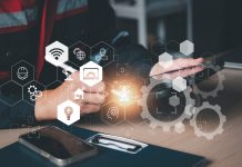 Pagamenti digitali, per gli impiantisti l’efficienza parte dall’amministrazione Primo piano di un impiantista che lavora su un tablet, circondato da icone digitali e ingranaggi che richiamano l'ingegneria, l'elettricità, il Wi-Fi, a simboleggiare i pagamenti digitali per impiantisti