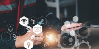 Primo piano di un impiantista che lavora su un tablet, circondato da icone digitali e ingranaggi che richiamano l'ingegneria, l'elettricità, il Wi-Fi, a simboleggiare i pagamenti digitali per impiantisti