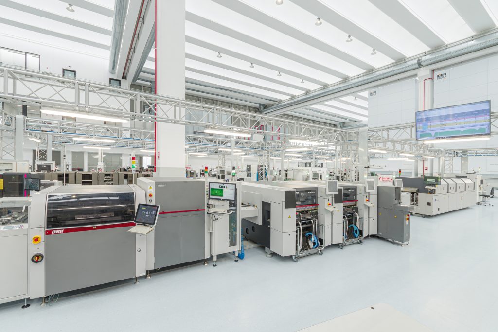 Due linee SMT sono installate nell'area produttiva dello stabilimento all'avanguardia di Modena. Ciascuna è dotata di una stampante per pasta saldante DEK TQ, un sistema SPI Process Lens e macchine di posizionamento SIPLACE SX con un Waffle Pack Changer nella macchina di fine linea. (Crediti immagine: System Electronics)