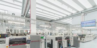 Due linee SMT sono installate nell'area produttiva dello stabilimento all'avanguardia di Modena. Ciascuna è dotata di una stampante per pasta saldante DEK TQ, un sistema SPI Process Lens e macchine di posizionamento SIPLACE SX con un Waffle Pack Changer nella macchina di fine linea. (Crediti immagine: System Electronics)