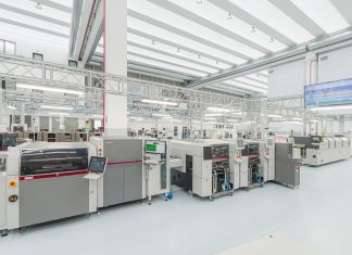 System Electronics: una fabbrica di elettronica all’avanguardia Due linee SMT sono installate nell'area produttiva dello stabilimento all'avanguardia di Modena. Ciascuna è dotata di una stampante per pasta saldante DEK TQ, un sistema SPI Process Lens e macchine di posizionamento SIPLACE SX con un Waffle Pack Changer nella macchina di fine linea. (Crediti immagine: System Electronics)