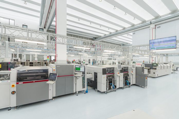 ASMPT_line_2_bearbeitet Due linee SMT sono installate nell'area produttiva dello stabilimento all'avanguardia di Modena. Ciascuna è dotata di una stampante per pasta saldante DEK TQ, un sistema SPI Process Lens e macchine di posizionamento SIPLACE SX con un Waffle Pack Changer nella macchina di fine linea. (Crediti immagine: System Electronics)