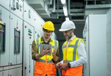 Dall’ufficio all’impianto: la gestione amministrativa sempre a portata di mano Tecnici elettrici in cantiere consultano un tablet per la gestione amministrativa degli impianti elettrici con software in cloud