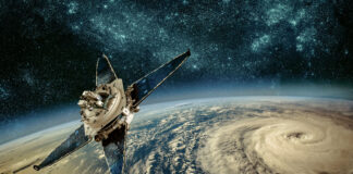 L’architettura Factorized Power Architecture (FPA) di Vicor separa le funzioni di conversione DC-DC in moduli indipendenti. Utilizzando moduli resistenti alle radiazioni, il convertitore bus BCM fornisce l’isolamento, il regolatore PRM fornisce la regolazione e il moltiplicatore di corrente VTM esegue la trasformazione CC. Ciò consente una maggiore efficienza, flessibilità e densità di potenza, in particolare nelle applicazioni di calcolo ad alte prestazioni