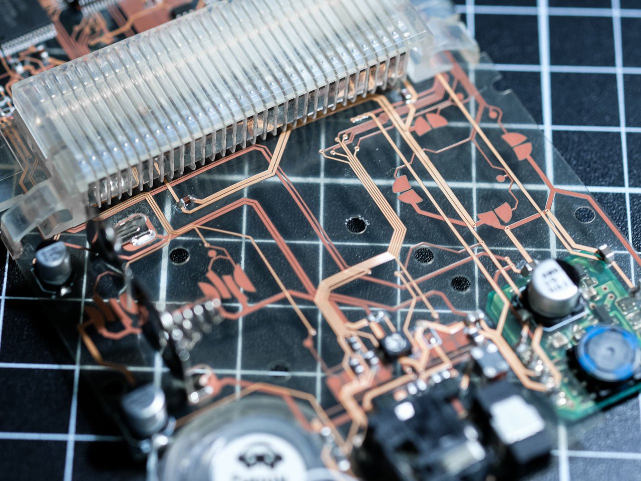 Fig. 2 –- Natalie the Nerd, modder autodidatta e figura di spicco nella comunità di personalizzazione del Game Boy, ha realizzato un Game Boy Color completamente trasparente, in cui il circuito stampato è realizzato in plastica trasparente (cortesia jlcpcb)