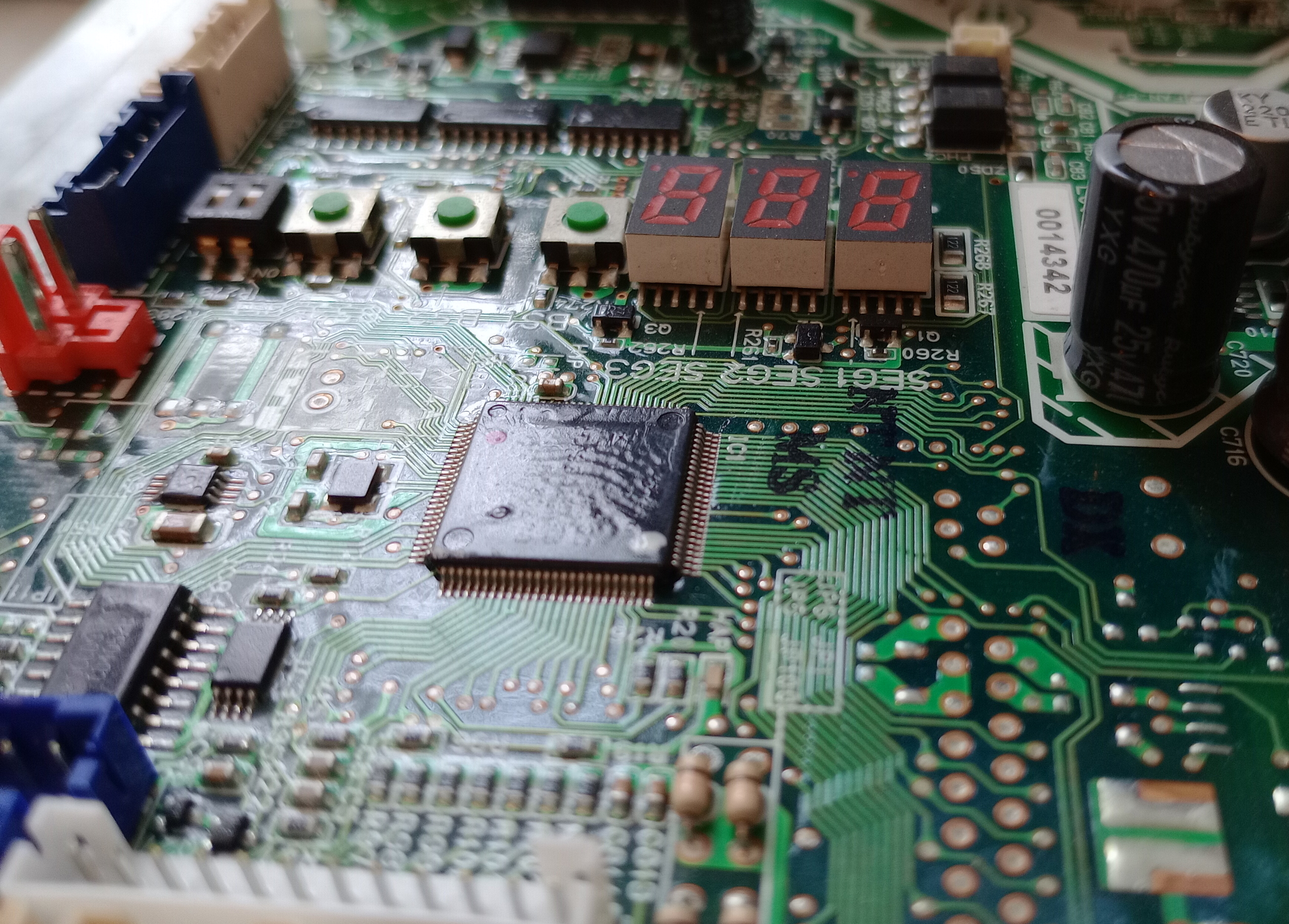Figura 2 – Rivestimento parziale in materiale siliconico su un PCB-A ibrido SMT/THT destinato alle unità esterne dei condizionatori d’aria